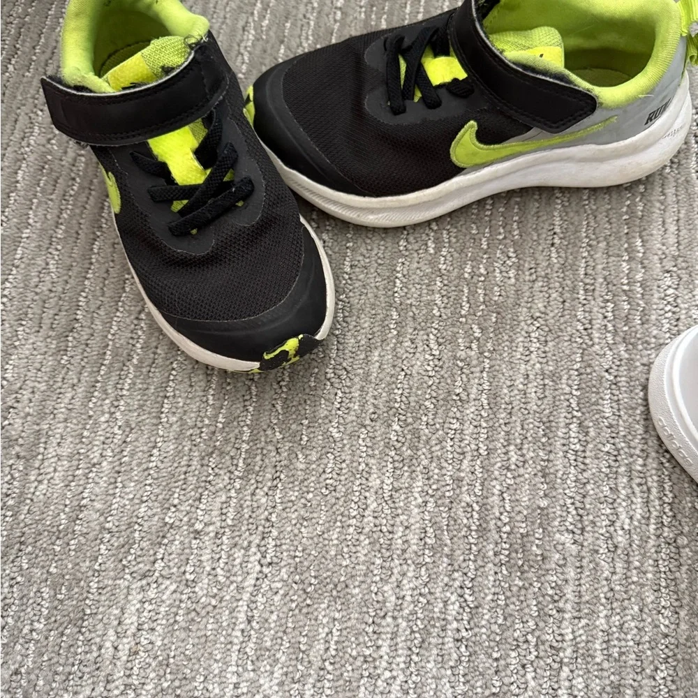 Nike Kids Black and Neon Green Sneakers